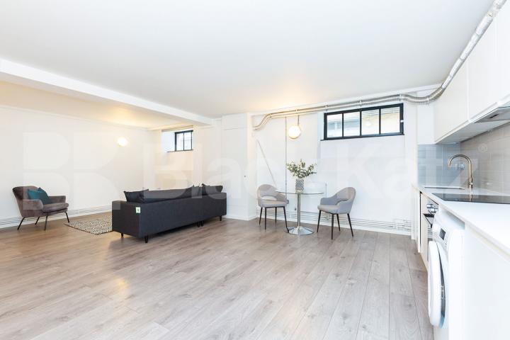 A large and spacious open plan studio within a warehouse convertion Springfield House lofts - Tyssen Street, Dalston / Haggerston